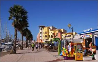 Quelle est cette station balnéaire située dans le sud du département entre la mer et les étangs ?