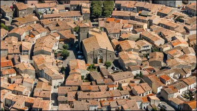 Quel est ce bourg, situé entre Castelnaudary et Carcassonne, qui présente la particularité d'une forme concentrique avec des rues circulaires ?