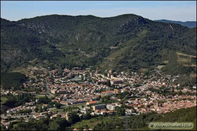 Quelle est cette petite ville de 3 000 habitants située dans la haute vallée de l'Aude ?
