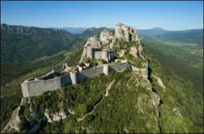 Quel est ce château, construit aux XIe et XIIe siècles sur une crête à 800 mètres d'altitude dans les Corbières ?