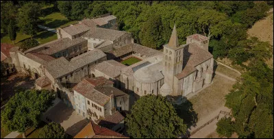Quel est ce village, situé près de Castelnaudary, qui possède une ancienne église abbatiale des XII-XIIIe siècles érigée en cathédrale lors de la création d'un diocèse au XIVe siècle ?