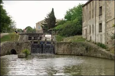 Quel est ce canal, grande voie navigable créée au XVIIe siècle, qui traverse le département d'ouest en est ?