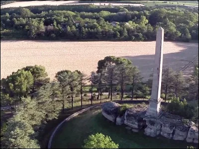 Comment appelle-t-on ce lieu géographique de l'ouest du département, séparant le Massif central (au nord) des Pyrénées (au sud) et constituant la ligne de partage des eaux entre locéan Atlantique et la mer Méditerranée ?