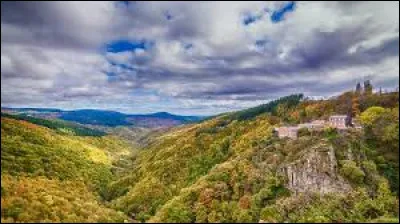 Quel est cet autre massif montagneux qui s'étend entre la vallée de l'Aude et celles de l'Agout et du Jaur et borde le département au nord ?