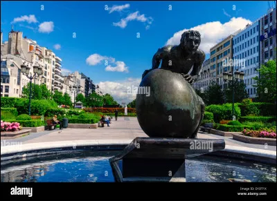 Quel héros de la mythologie grecque est condamné à rouler éternellement un rocher ?