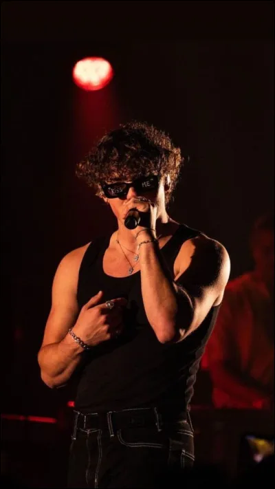 Avec qui Benson a-t-il fait une version française de "In the Stars" ?