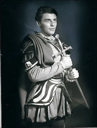 L'acteur Gérard Philipe s'est fait enterrer dans le costume d'un personnage célèbre. Lequel ?