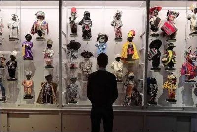 Combien de costumes compte la garde-robe du Manneken-Pis, gardée au musée de Bruxelles ?