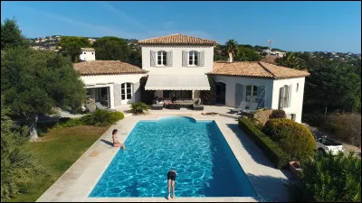 Comment appelle-t-on une maison à 4 façades ?