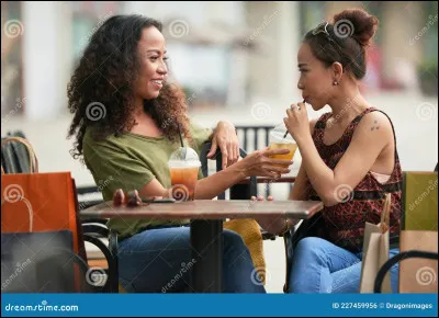 Tu prends le go&ucirc;ter avec ton amie.Tu as un croissant plus grand que le sien. Que fais-tu ?