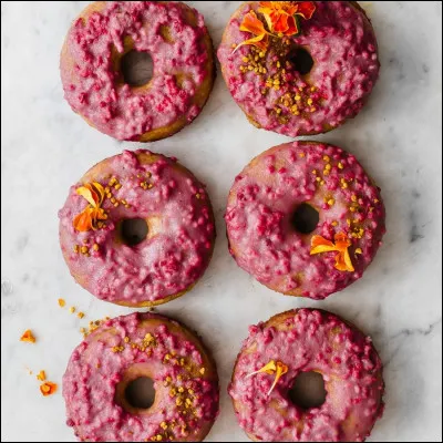 Humm les bons donuts. Quel membre de la famille Simpson les adore ?