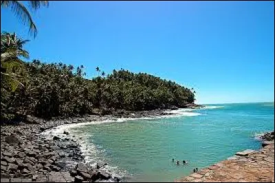 À quelle région d'outre-mer sont rattachées les îles du Salut ?