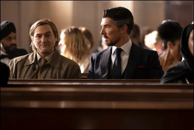 Comment s'appelle le personnage à gauche de la photo ?