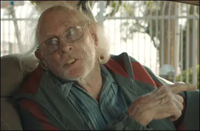 Dans quelle comédie voyons-nous Dern ainsi ?