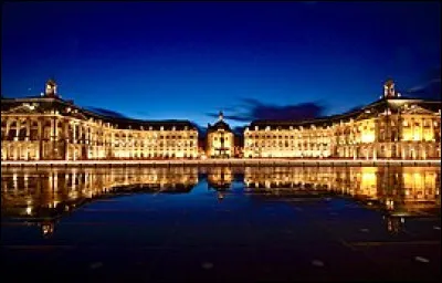 Par qui a été réalisée, sous les intendances de Boucher et Tourny, la place de la Bourse, initialement place Royale à Bordeaux, entre 1730 et 1755 ?