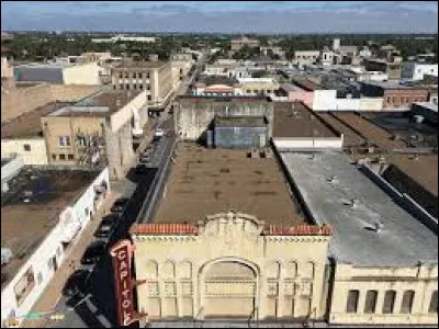Cette ville de 190 000 habitants se situe à l'extrémité méridionale du Texas, sur la rive nord du Río Grande près de son embouchure, en face de la ville mexicaine de Matamoros :