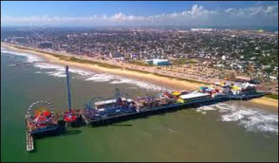 Cette ville de 55 000 habitants, située sur une île sur la côte du golfe du Mexique, a été plusieurs fois ravagée par des ouragans :