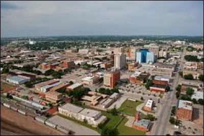 Cette ville de 100 000 habitants, nommée en référence à un peuple d'Amérindiens, se situe à la limite de l'Oklahoma :
