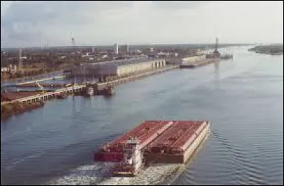 Cette ville de 55 000 habitants, située à l'est de Houston, sur le lac Sabine, est connue pour son importante industrie pétrolière :