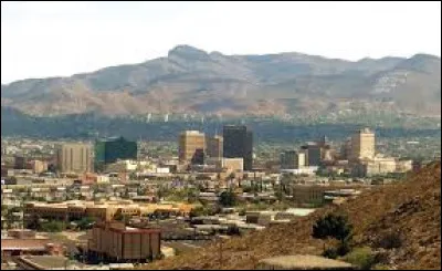 C'est, avec 670 000 habitants, la plus importante ville de l'ouest du Texas ; elle est située à la frontière du Mexique sur la rive nord du fleuve Río Grande :