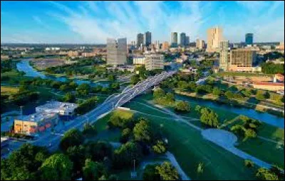 Cette ville de 900 000 habitants, qui s'est d'abord développée grâce au commerce du bétail, fait partie de l'aire urbaine de Dallas :