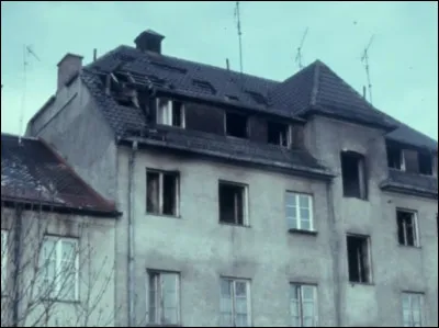 1970 > Cet année-là, un attentat (peut-être initié par un commando d'extrême-gauche) contre [...quel bâtiment ?...] à Munich choque - un temps - les esprits.