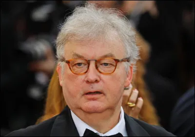 Qui est ce producteur et agent artistique qui présente l'émission de télévision ''Place au Cinéma'', consacrée au cinéma avec la diffusion de films cultes et d'auteurs.