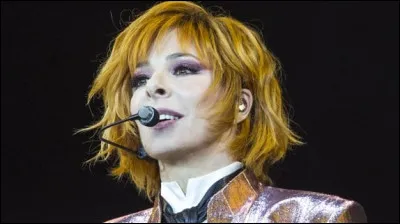 Quelles sont les deux chansons qui constituent ce texte : "Allongée sur le dos / L'amour rend tout plus beau / Pourtant, je voudrais retrouver l'innocence / Mais rien n'a de sens, et rien ne va" ?