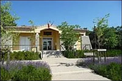 Nous sommes à Saint-Bauzile-de-Montmel. Commune de l'arrondissement de Lodève, sur les bords de la Bénovie, elle se situe dans le département ...