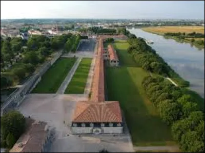La Corderie Royale – Centre International de la mer, est un vaste ensemble muséal situé au cœur d'un Arsenal maritime. Le bâtiment construit en 1666 est classé au titre des monuments historiques depuis 1967. Ce bâtiment est situé dans quelle ville ?