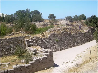 Diomède, après avoir blessé Aphrodite, essaya de dépouiller Énée de ses armes glorieuses. Apollon intervint pour protéger Énée et repoussa Diomède trois fois. Lors de la quatrième attaque, Apollon le menaça directement, déclarant qu'ils n'étaient pas de la même race, ce qui força Diomède à se retirer. 
Où Apollon emmena-t-il Énée pour qu'il soit soigné ?