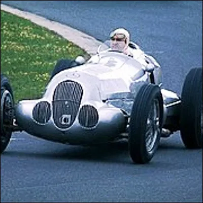 Quel pilote automobile, fils dun champion du monde, a remporté la première victoire dune Flèche dargent de Mercedes en formule 1 depuis Fangio en 1955 ?