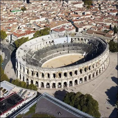 Quel amphithéâtre romain a été, pendant le Moyen Âge, un quartier avec une administration distincte de celle de la ville où il se trouve ?
