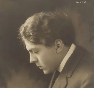 Sur la tête ou sous les pieds, c'est la...