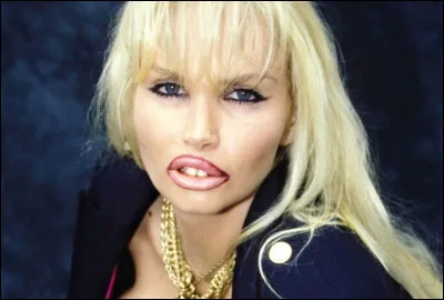 Quel est le nom de cette actrice porno qui joue le rôle de ''Madame Vandeputte'' dans le film ''Camping Cosmos'' ?