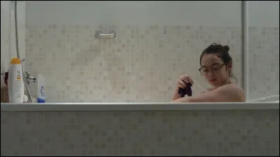 Dans ..., une adolescente marginale se transforme de façon étrange.