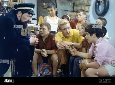 Bien avant Steven Spielberg et son film sur Tintin réalisé en motion capture, le héros de Hergé avait fait l'objet de 2 films sympathiques, avec Jean-Pierre Talbot jouant Tintin et Georges Wilson, puis Jean Bouise, jouant Haddock. Quels sont les titres de ces deux films ?