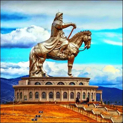 Quel souverain, de son vrai nom Temüjin, possède plusieurs statues à Oulan-Bator ?