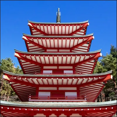 Quelle tour de plusieurs étages fait office de lieu de culte pour les bouddhistes ?