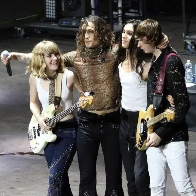 À l'aide des paroles, peux-tu retrouver la chanson  ? 

Io vengo, io vengo, io vengo
Io vengo dalla luna che il cielo vi attraversa
E trovo inopportuna la paura per una cultura diversa
Che su di me riversa la sua follia perversa
Ed arriva al punto che quando mi vede sterza