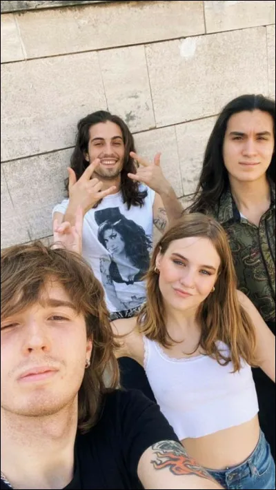 La cinquième est encore une reprise, l'originale étant composée par le groupe The Black Eyed Peas.
Quelle est cette chanson ?