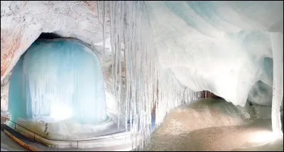 Dans quel pays est située l'Eisriesenwelt, la plus grande grotte de glace au monde ?