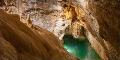 Quelle science a pour objet l'étude ou l'exploration des grottes ?