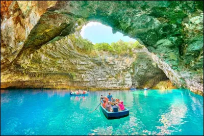 Où la grotte de Melissani est-elle située ?