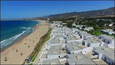 Dans quel pays se trouve la station balnéaire "Les Andalouses" ?