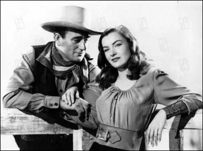 Quel acteur donne la réplique à Ella Raines dans le film "L'Amazone aux yeux verts", sorti en 1944 ?