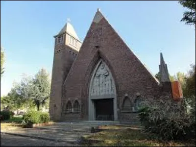 Voici l'église Sainte-Barbe, à Drocourt. Ville de l'aire d'attraction de Lens-Liévin, elle se situe dans l'ancienne région ...