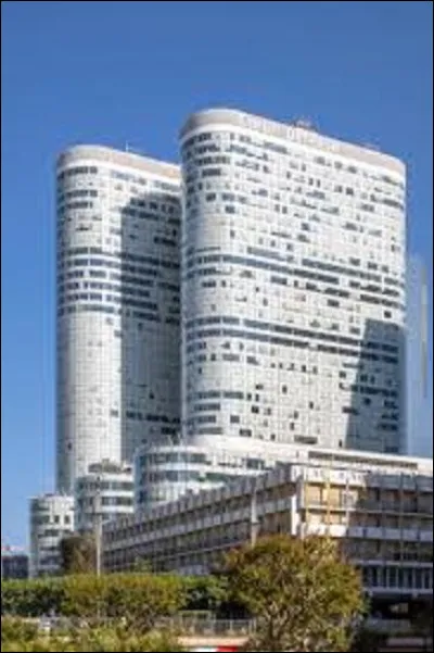 ''Coeur Défense'' est un complexe de bureaux situé dans le quartier d'affaires de La Défense. Dans quelle commune se situe-t-il ?