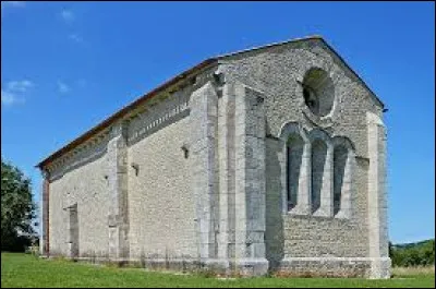 Quel est ce village charentais connu pour sa chapelle du XIIe ornée de fresques, vestige d'une commanderie des Templiers ?