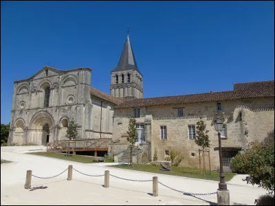 Quel est ce village charentais, situé au nord d'Angoulême, qui possède cette ancienne abbaye, bel exemple de l'architecture romane ?